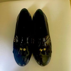 Nwot. Hogan black tasseled, patent leather platform loafers with gold details.